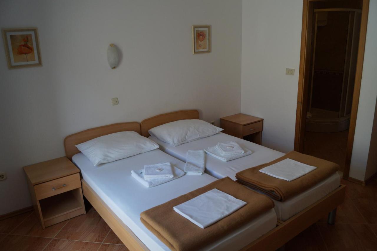 Pansion Knezovic Hotel Baska Voda Exterior photo