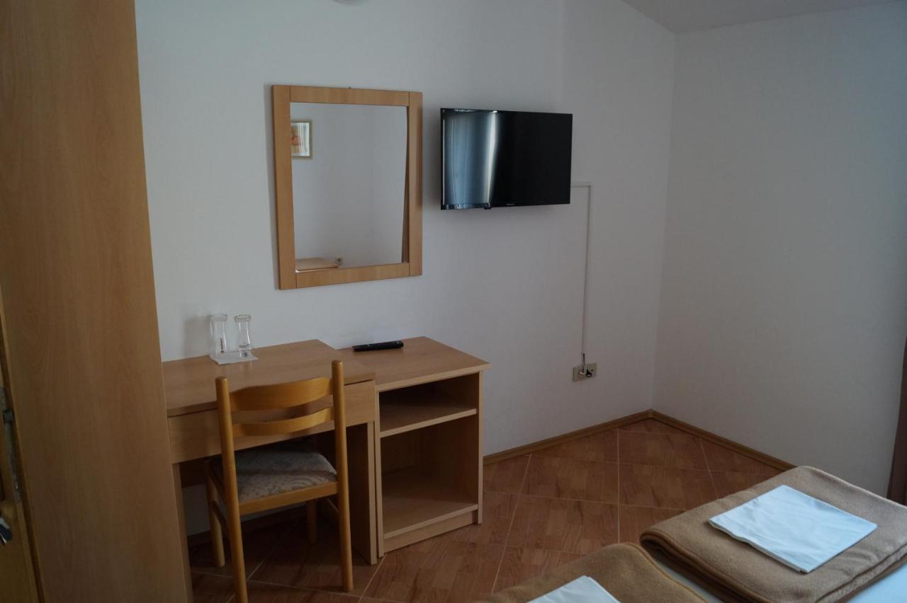 Pansion Knezovic Hotel Baska Voda Exterior photo